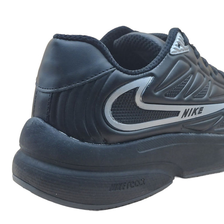 این کفش اسپرت مردانه نایک ایر زوم اسپیریدون (Nike Air Zoom Spiridon)، ترکیبی بینقص از میراث دویدن دهه ۹۰ و طراحی مدرن امروزی است. این مدل که ریشه در سال ۱۹۹۷ دارد، با رنگبندی مشکی و جزئیات نقرهای، ظاهری جسورانه و در عین حال کلاسیک را ارائه میدهد.